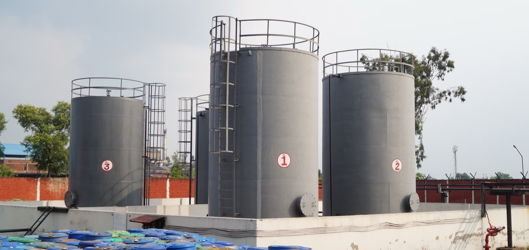 Bulk chemical storage tanks